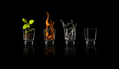 Horizontale foto van vier elementen water, vuur, aarde en lucht met planten en glazen shotglaasjes