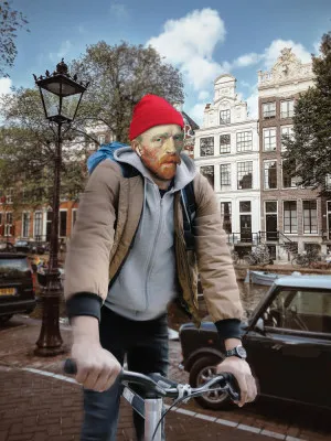Verticaal surrealistisch straatbeeld met mensen, fietsen en gebouwen in Amsterdam, geïnspireerd door Van Gogh