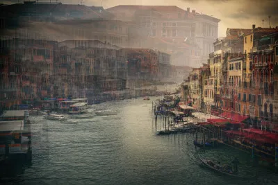 horizontale foto van venetiaanse gebouwen en gondels met multiple exposure techniek