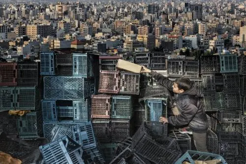 Horizonale foto van kinderen spelend tussen stedelijke gebouwen en torens in wisselend licht