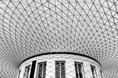Zwart-wit foto van het British Museum in Londen met geometrische lijnen en iconische architectuur in horizontaal perspectief