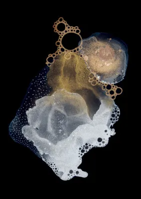 Verticale abstracte illustratie met gouden bubbels en organische vormen tegen een zwarte achtergrond