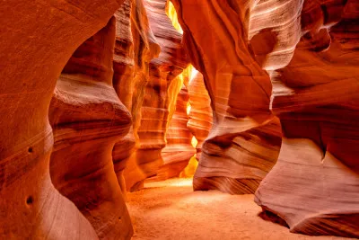 Horizontale landschapsfoto van Antelope Canyon met rood-oranje zandsteen en lichtval