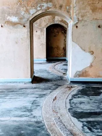 Verticale foto van oude, verlaten doorgang met versleten bogen en deuren in Portsmouth