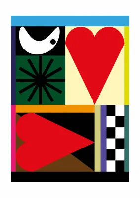 Verticaal abstract kunstwerk met harten en kleurrijke geometrische vormen in een buitenomgeving