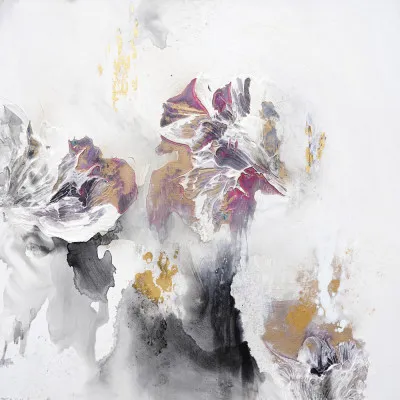 Vierkante abstracte illustratie van bloembladeren in een neutraal palet met gouden en rokerige accenten