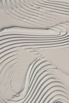 Verticale abstracte foto van beige klei- en pleistertexturen met grafische lijnen