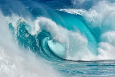 Horizontale fotografie van blauwe oceaangolven die zich openen als een tunnel bij Gran Canaria