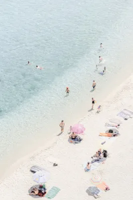 Verticale luchtfoto van een Italiaans strand met zand, water, parasols en vakantiegangers