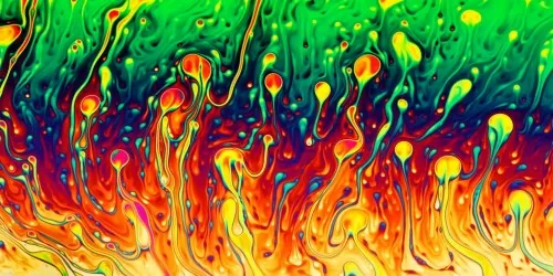 Horizontale foto van kleurrijke zeepbellen in abstract patroon tegen lucht