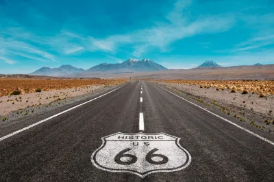 Horizontale foto van Route 66 in Arizona met een open weg en berglandschap in de zomer