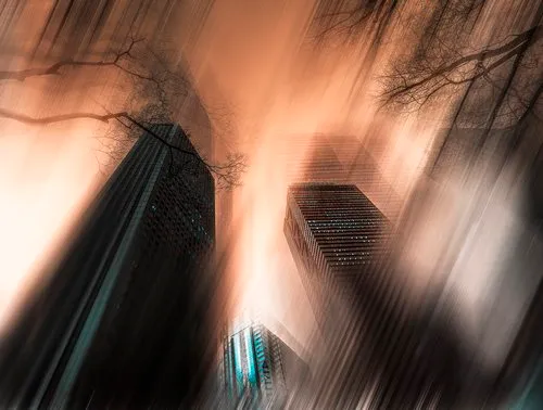 Horizontale abstracte stadsfotografie van Tokio met wolkenkrabbers, takken en dubbele belichting