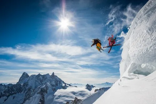 Horizontale foto van een skiër die een spectaculaire sprong maakt in de besneeuwde Franse Alpen bij Chamonix