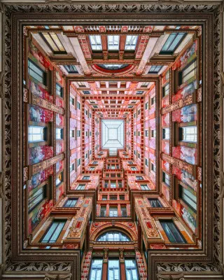 Verticale foto van art nouveau architectuur in Rome met rood en roze kleuren, geometrische vormen en symmetrisch binnenhof