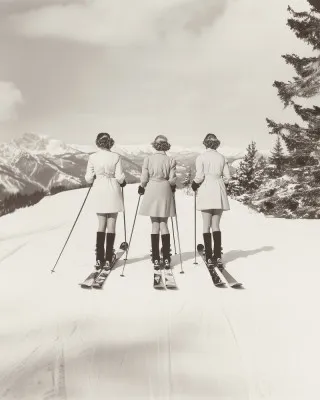 Zwart-wit vintage foto van een groep skiërs op een besneeuwde piste met retro skis en ski stokken
