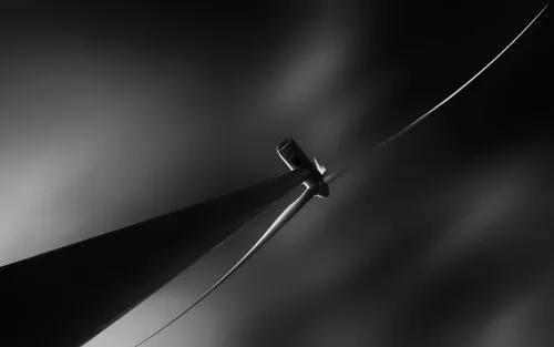 Zwart-wit foto van industriële windmolen met diagonale wieken in horizontaal formaat