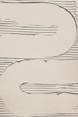 Abstracte verticale illustratie met beige en bruine texturen van klei en gips, met geometrische lijnen