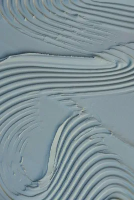 Verticale abstracte illustratie met blauw-grijze modder- en kleitextuur, lijnen en geometrische vormen