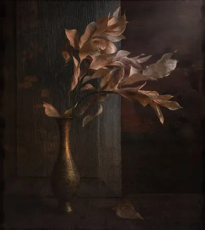 Verticale foto van stilleven met gedroogde herfstbladeren en bloemen in een houten en metalen vaas