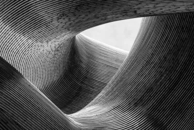 Horizontale zwart-wit foto van abstracte stalen lijnen en curves met licht en schaduw in Berlijn