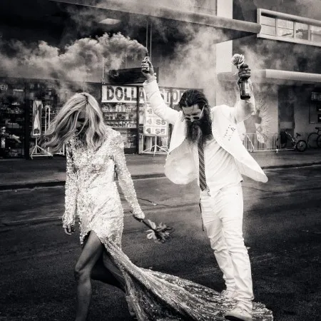 Zwart-wit foto van een bruid en bruidegom in North Las Vegas met stedelijke achtergrond en rookeffecten