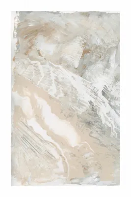 Abstract verticaal kunstwerk met zachte beige en crèmetinten en textuur van golvende penseelstreken