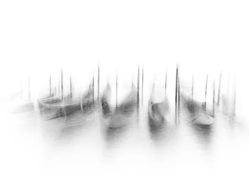 Horizontale zwart-wit foto van een gondel in Venetie met abstracte, schetsmatige lijnen en waterreflecties