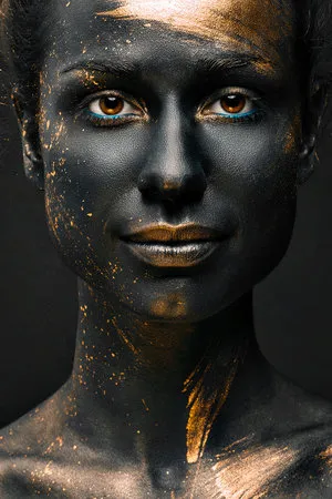 Verticale fotografie van een vrouw met gouden body paint in een donker studio-interieur