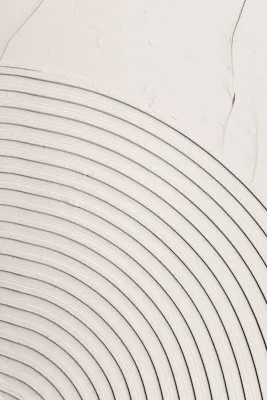 Verticale abstracte illustratie van klei textuur met grijs en beige tinten en geometrische vormen