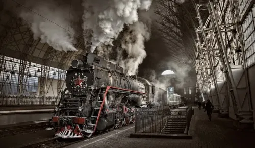 Surrealistische horizontale foto van een rood stoomtrein en mensen op een industrieel treinstation in Moskou