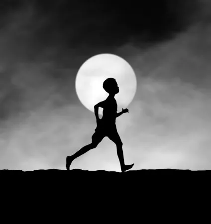 Zwart-wit verticale foto met silhouetten van rennende kinderen onder maanlicht en een surrealistische hemel