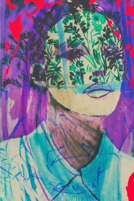 Verticaal portret van vrouw met botanische elementen en kleurrijke planten in natuurlijke omgeving