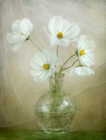 Verticale foto van een buitenruimte met groene bloemen in een vaas en botanische elementen