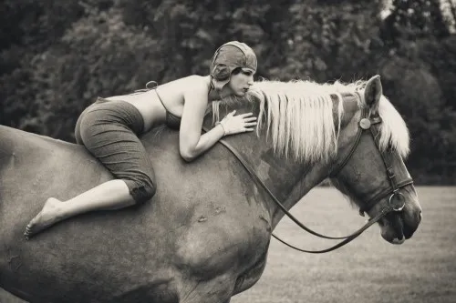 Horizontale sepia foto van mensen en paarden buiten tijdens een race in Maryland