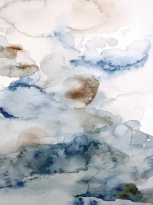 Verticale aquarelillustratie van een landschap met zachte wolken en sneeuwvlokken in koele tinten