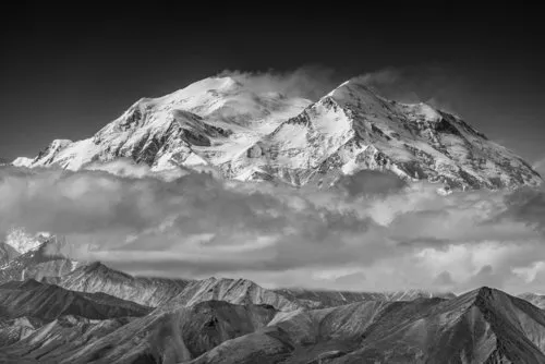 Zwart-witfotografie van Denali bergtoppen met besneeuwde pieken en bewolkte lucht in Alaska