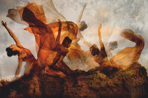 Horizontale fotografie van een vrouw die danst in oranje gloed met multiple exposure en textuur in buitenlucht