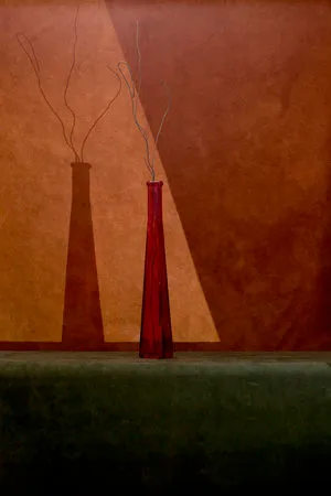 Verticale stillevenfotografie met een oranje en rode vaas, takken en schaduwen in natuurlijk licht