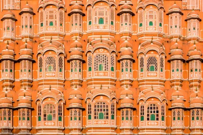 Horizontale foto van Hawa Mahal in Jaipur, India met oranje gevel en karakteristieke ramen