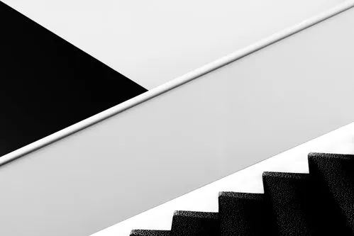 Zwart-wit horizontale foto van abstracte trap en geometrische vormen in gebouw interieur