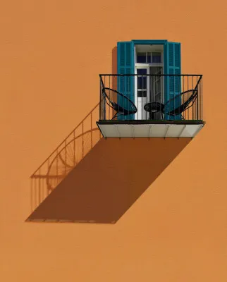 Verticale foto van een gevel in Tel Aviv Jaffa met oranje balkons en ramen tegen een blauwe lucht