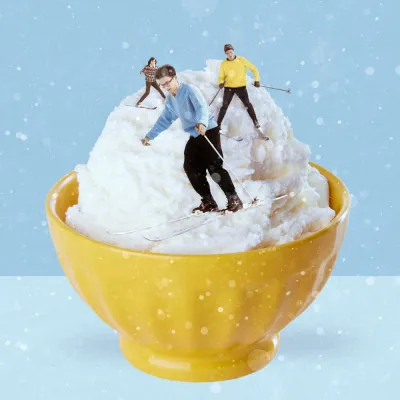 Vierkante illustratie van surrealistisch winters tafereel met ijsjes die skiën in blauw en geel