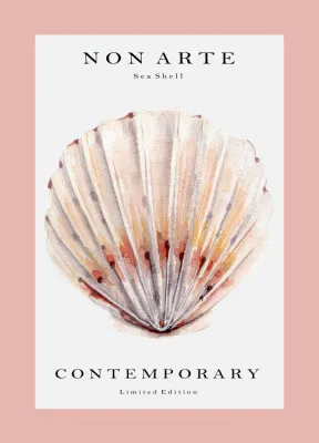 Verticaal aquarelillustratie van een zeeschelp met roestroze bloemen en kustlandschap in zachte tinten