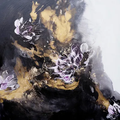 Vierkante illustratie van paars en wit bloesem met gouden accenten op een donkere achtergrond