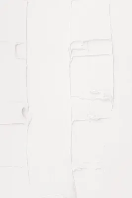 Verticale abstracte fotografie van moddertextuur met grijze en beige tinten op lichte achtergrond