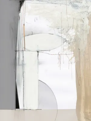 Verticale abstracte illustratie met beige en bruine penseelstreken in zachte neutrale tinten