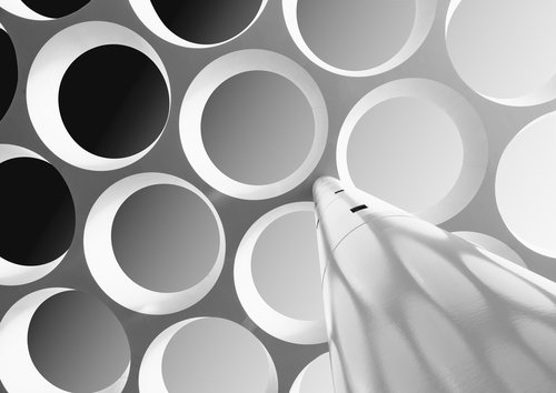 Abstracte zwart-wit foto van moderne architectuur met lijnen, curves en geometrische vormen in horizontale compositie