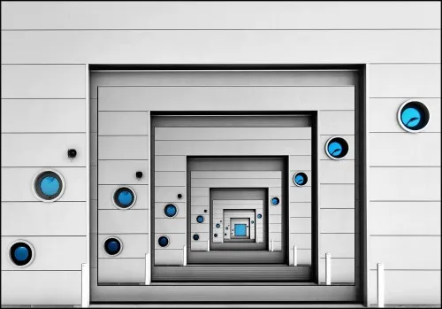 Horizontale foto van blauw getinte abstracte architectuur met bogen, cirkels en lijnen in een buitenomgeving