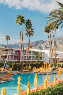Verticale fotografie van Palm Springs met palmbomen, gebouwen en blauwe lucht in levendige kleuren