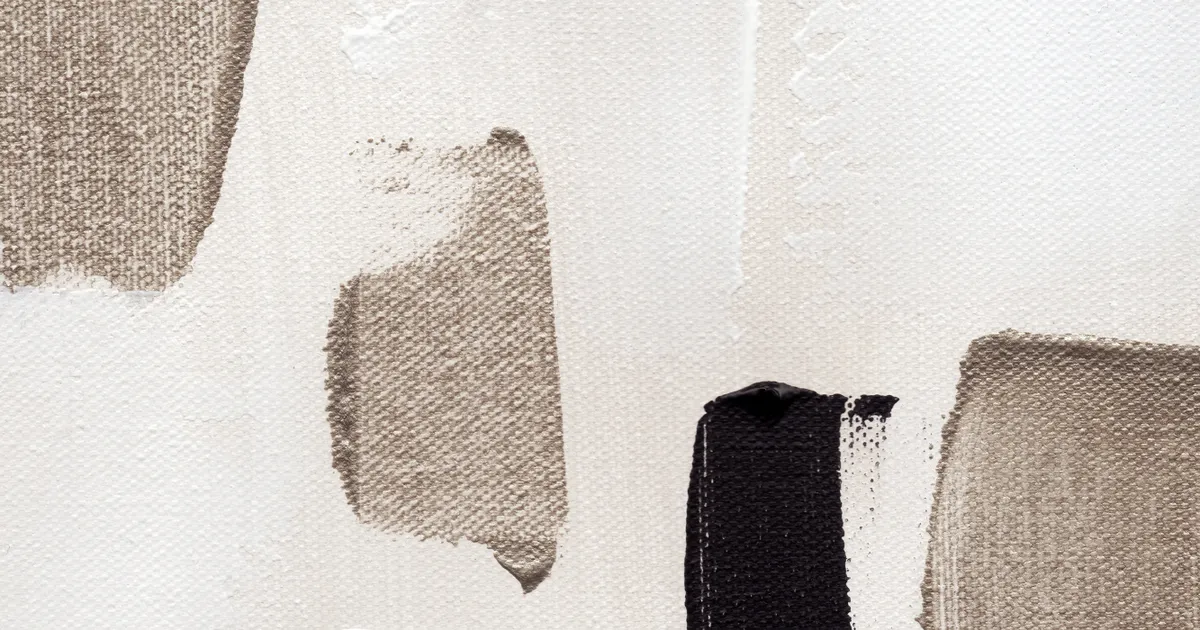 Abstract swipes van uplusmestudio in een neutraal palet